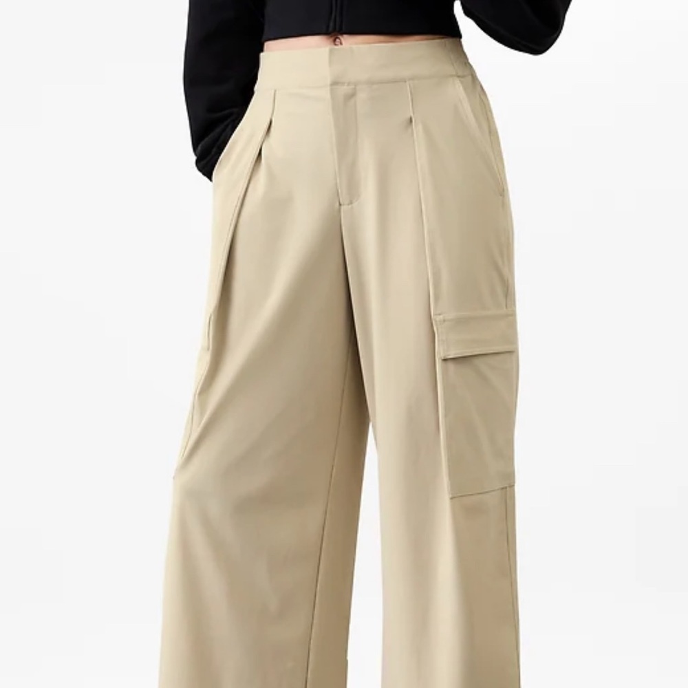 Athleta Pinnacle High Rise Cargo Trouser Size 6 color Ecru